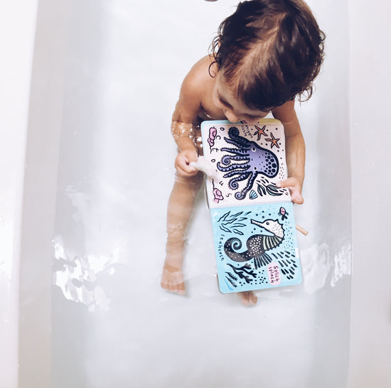 Who's In The Ocean? Color Changing Bath Book - Imagen 4